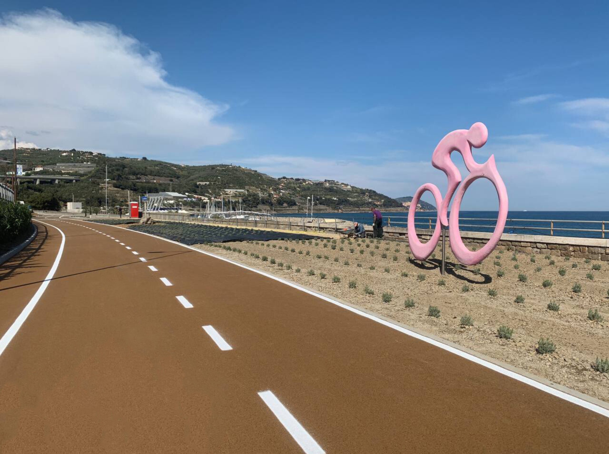 Prismo Vernisol Spartraffico solvent based paint reflective white applied on a cycle lane in Agognate