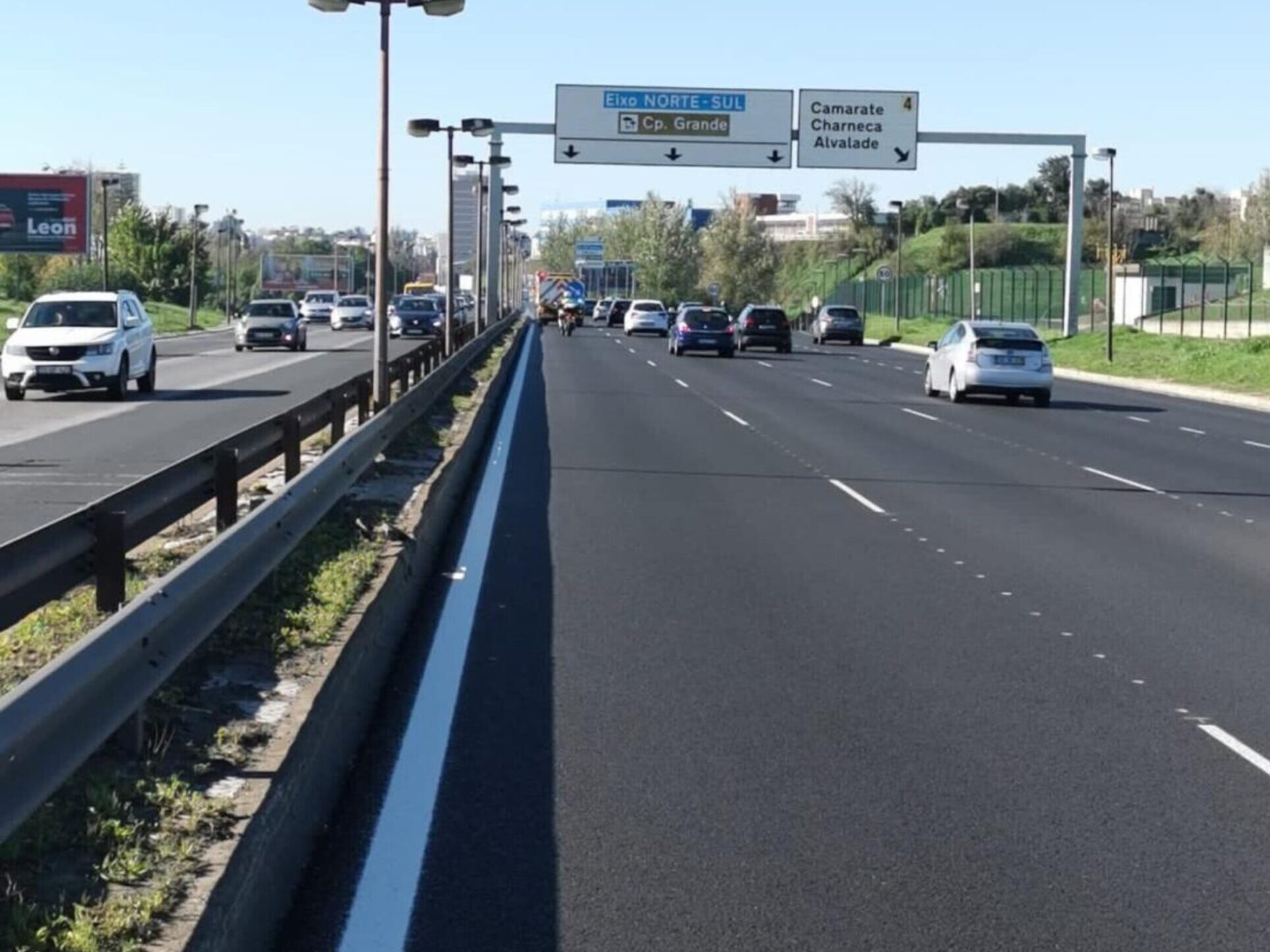 Prismo® Sprayplastic® hot applied thermoplastic applied as thick white line on side of highway in Portugal.