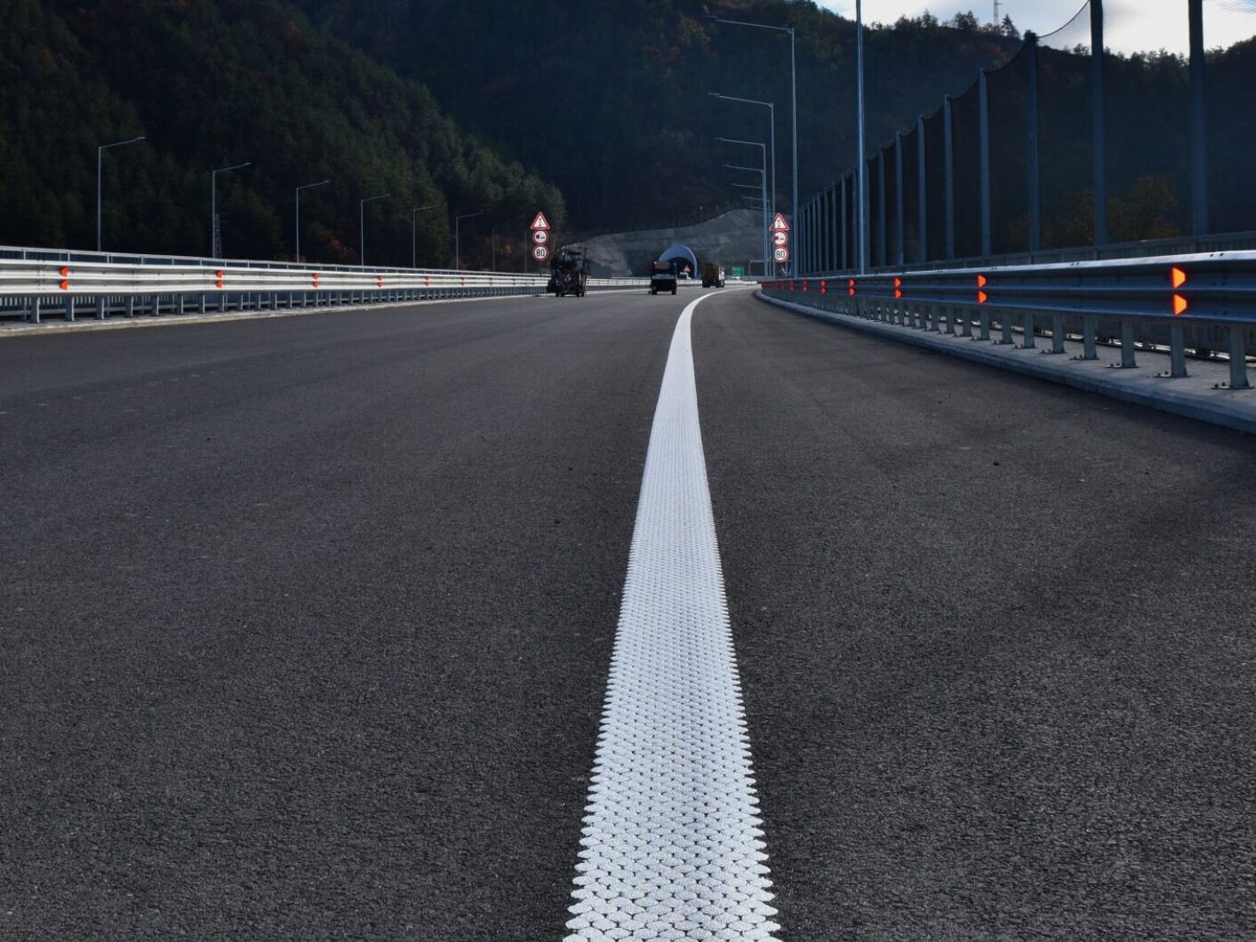 Prismo® Multidot structured hot applied themoplastic applied as dotted white line on edge of road.