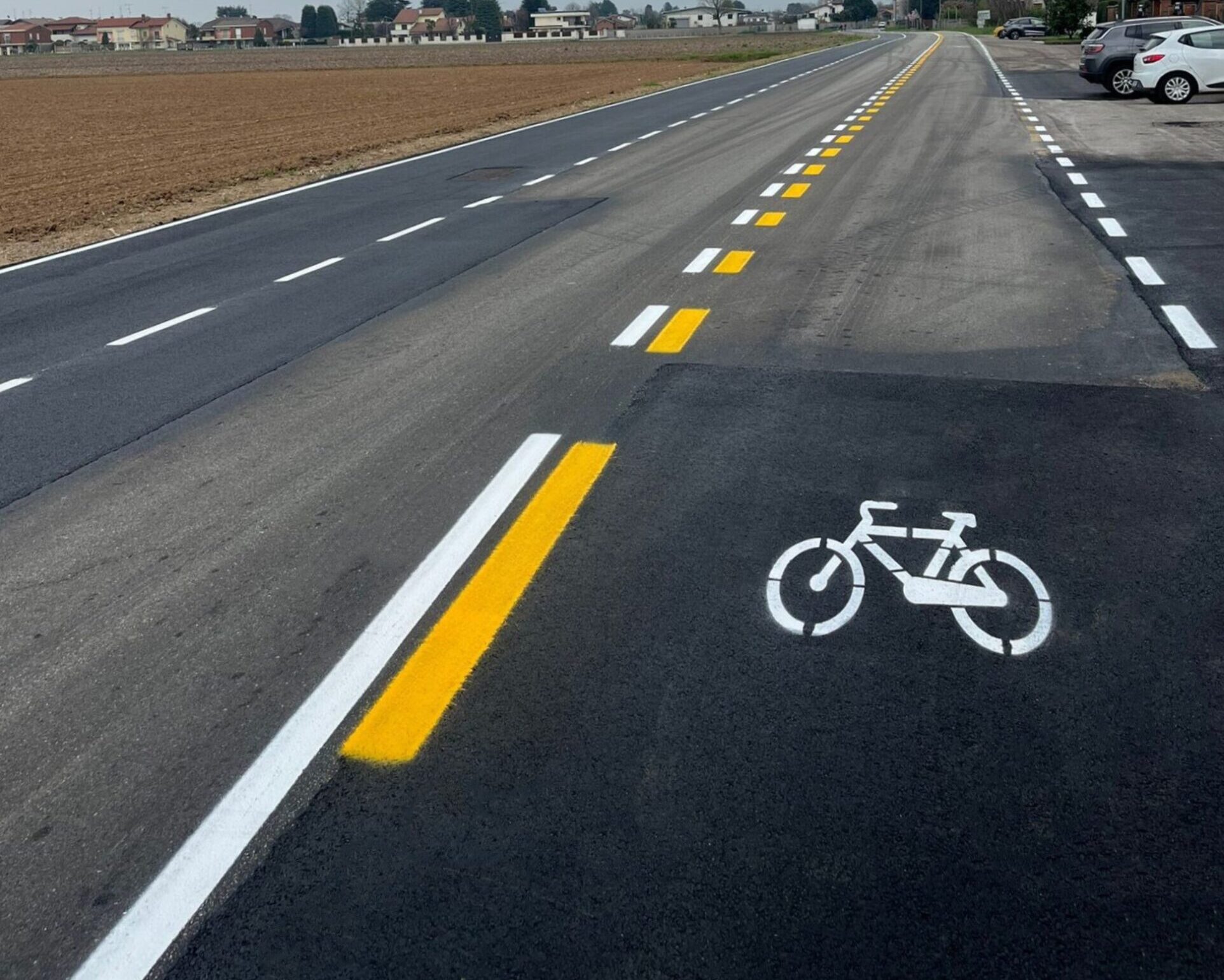 Prismo Vernisol Spartraffico solvent based paint reflective white and yellow applied on a cycle lane in Ossona