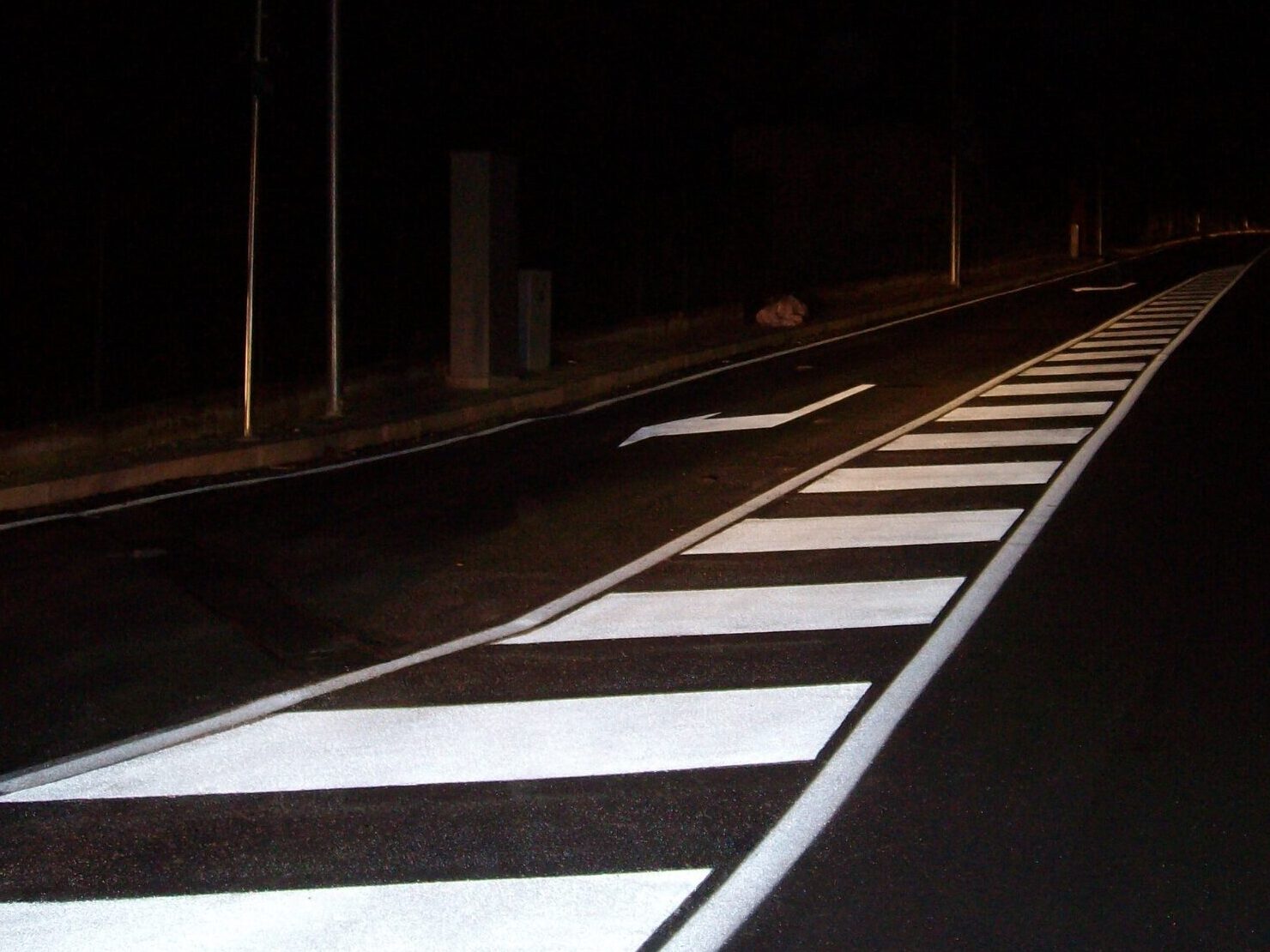 Prismo Vernisol Spartraffico solvent based paint reflective white line markings at night