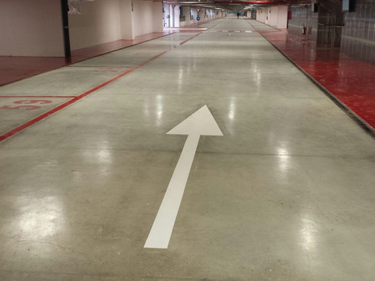 Vernisol Lucido solvent-based flooring paint applied for durable indoor floor marking