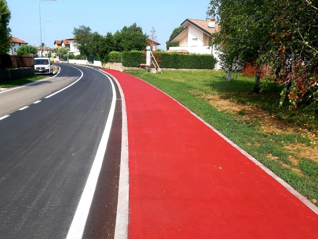 Prismo Vernisol Verace Red water based paint applied by spray on a pathway in Gorizia, Italy, close-up