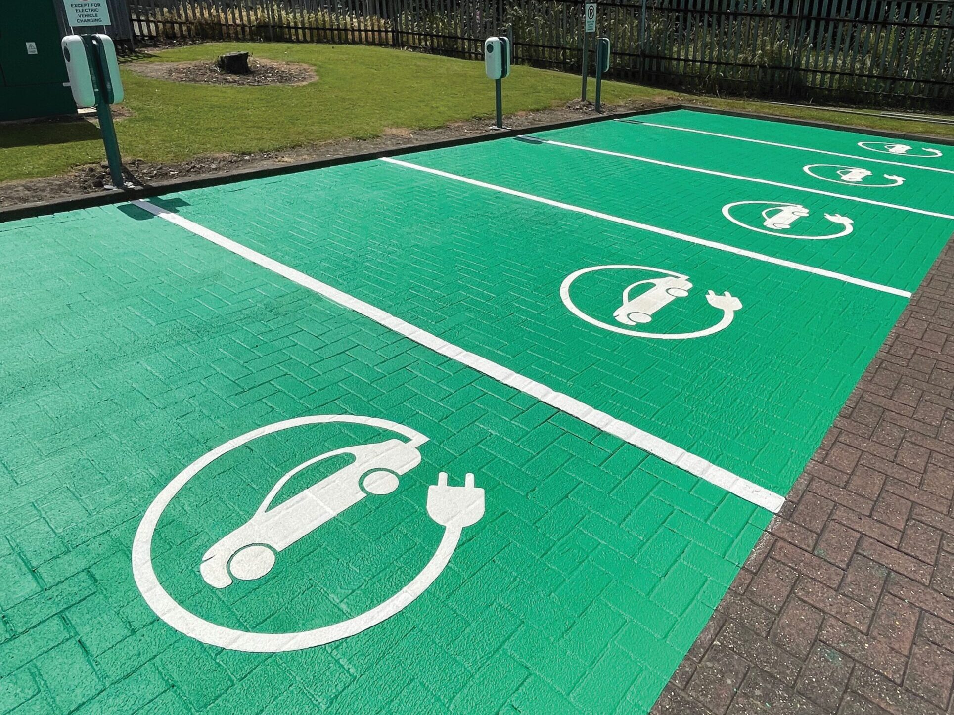 Prismo MMA Vernisol Robur-R green markings for EV charging bays
