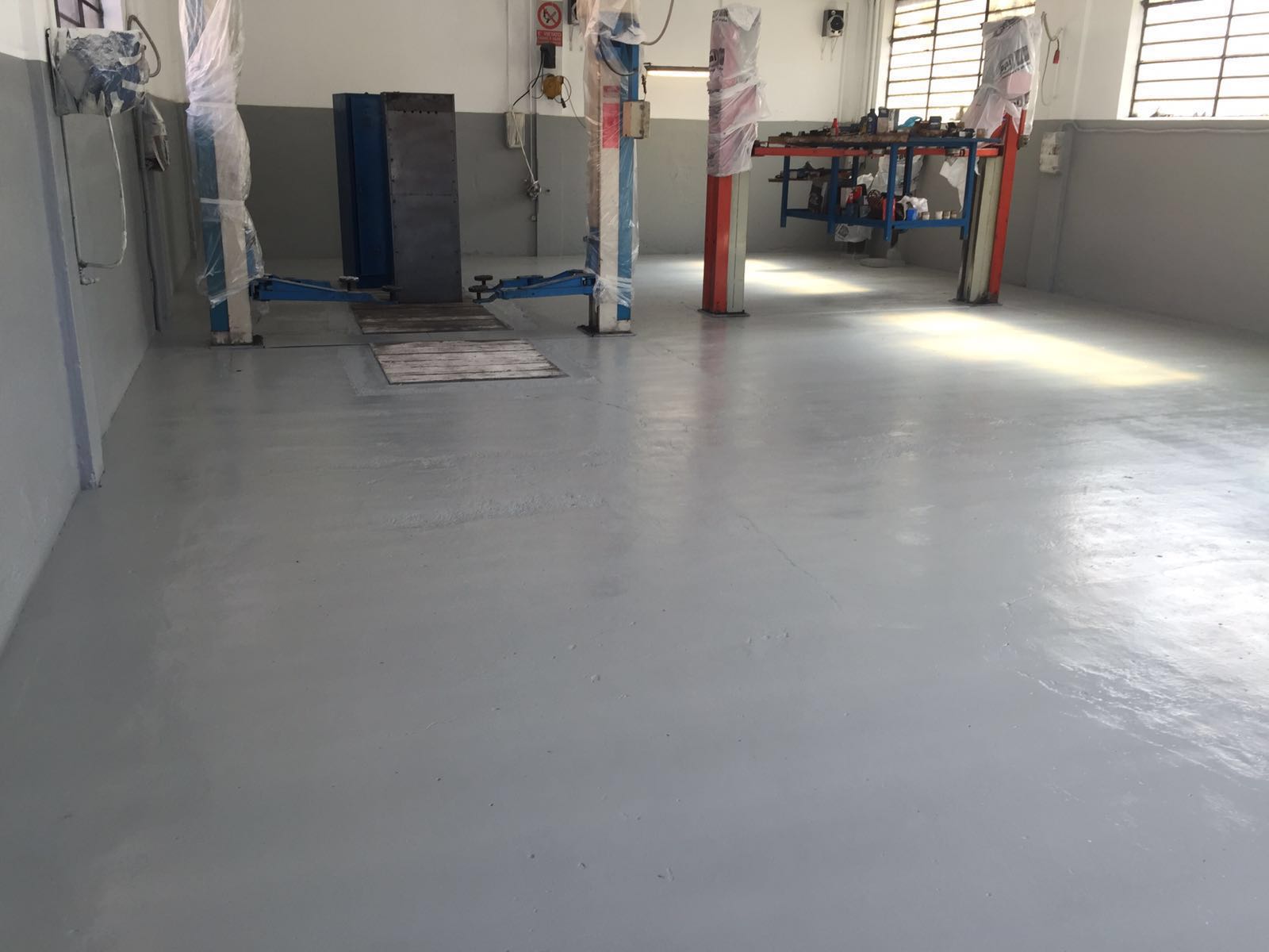 Prismo Vernisol Lucido solvent based flooring paint for indoor car parks and commercial flooring