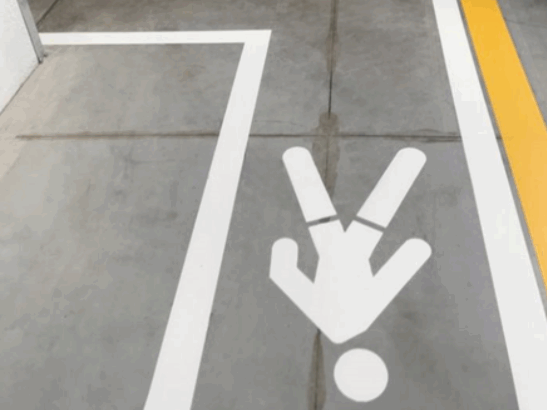 Prismo Vernisol Epoline indoor flooring in white and yellow on a factory walkway