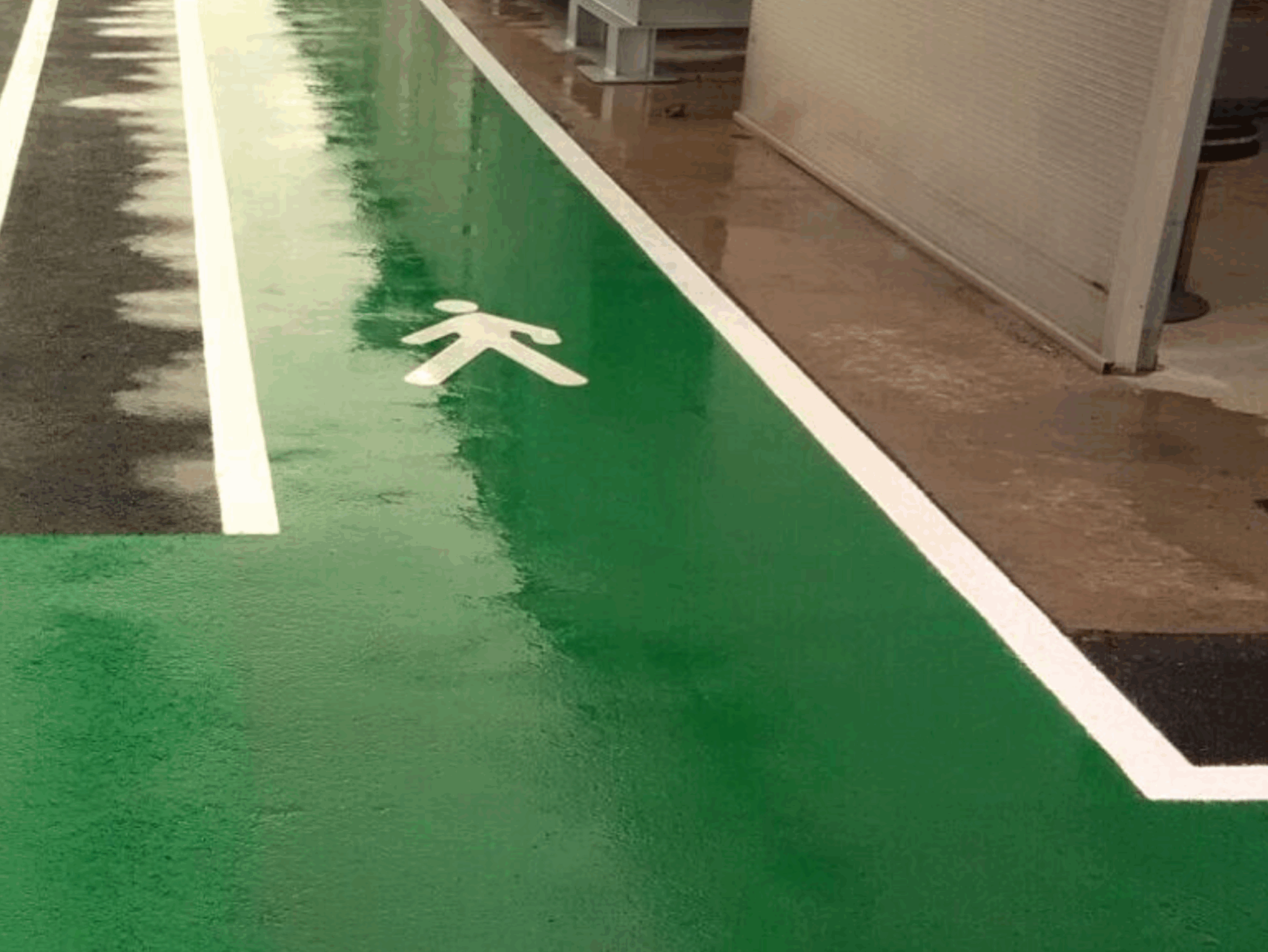 Prismo Vernisol Epoline with antiskid surface applied on a walkway
