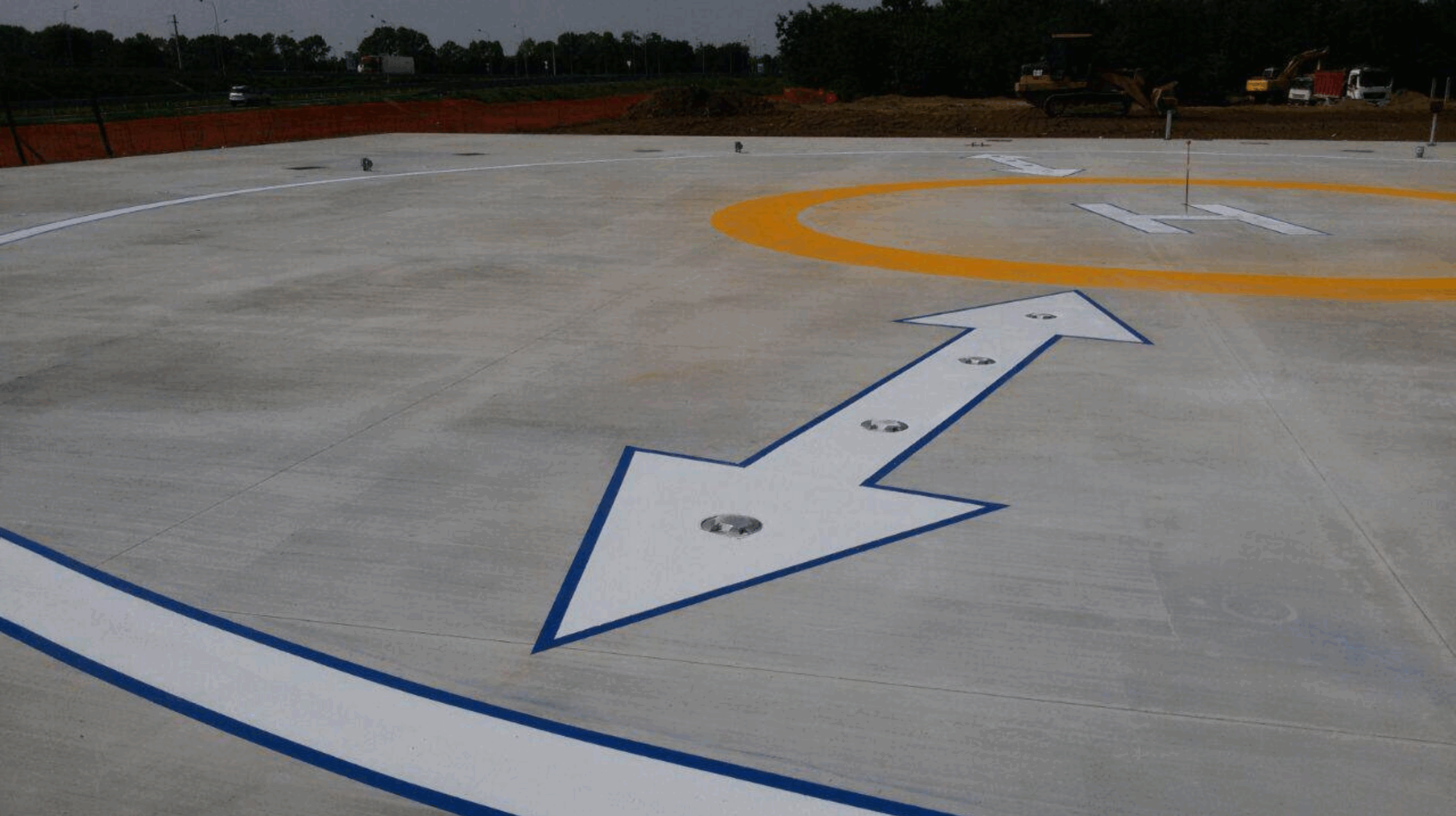 Prismo Vernisol Polisol flooring paint applied on a helicopter landing pad in Italy