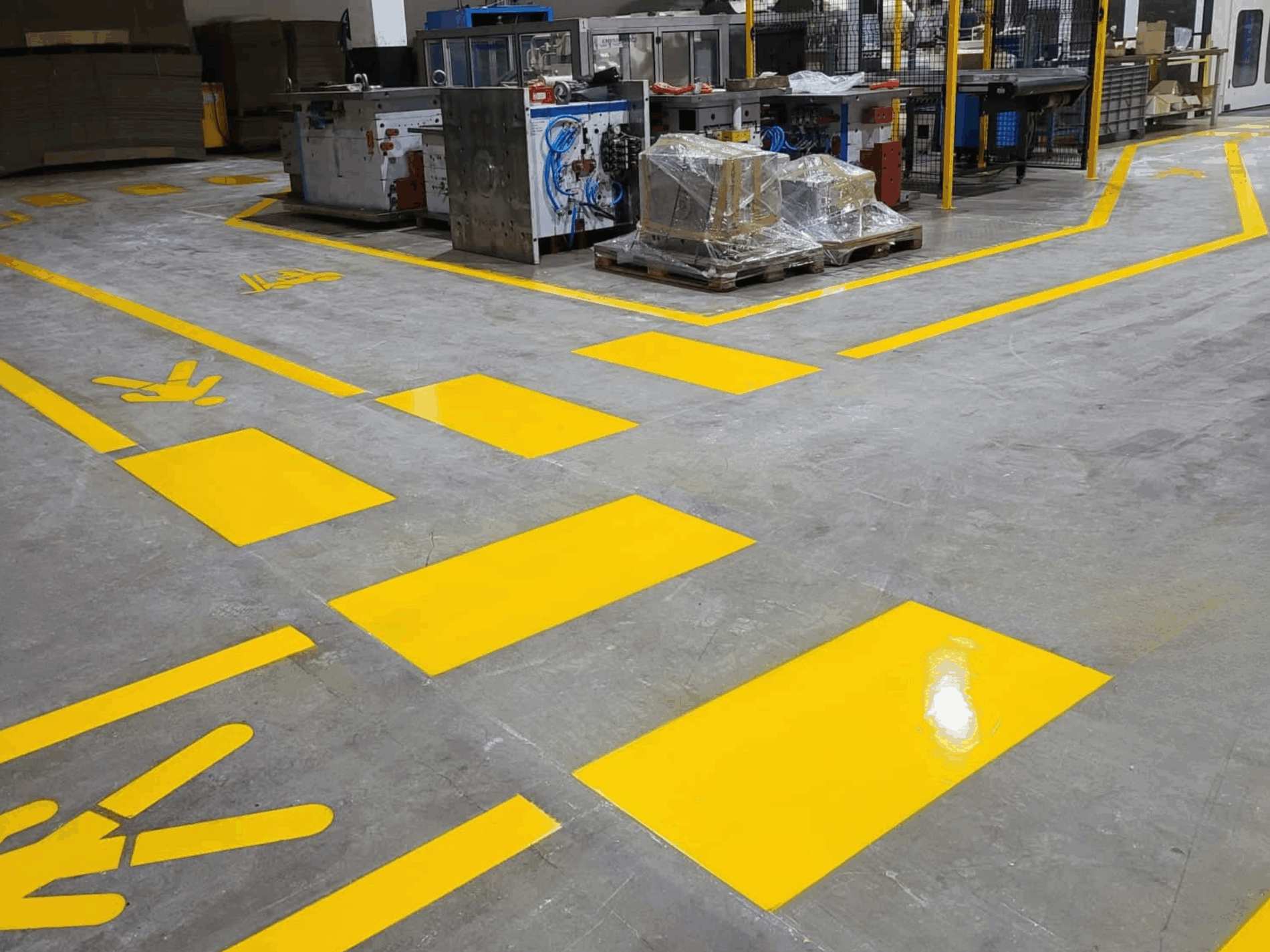 Prismo Vernisol Polisol flooring paint in yellow for walkway and crossing inside a warehouse in Italy