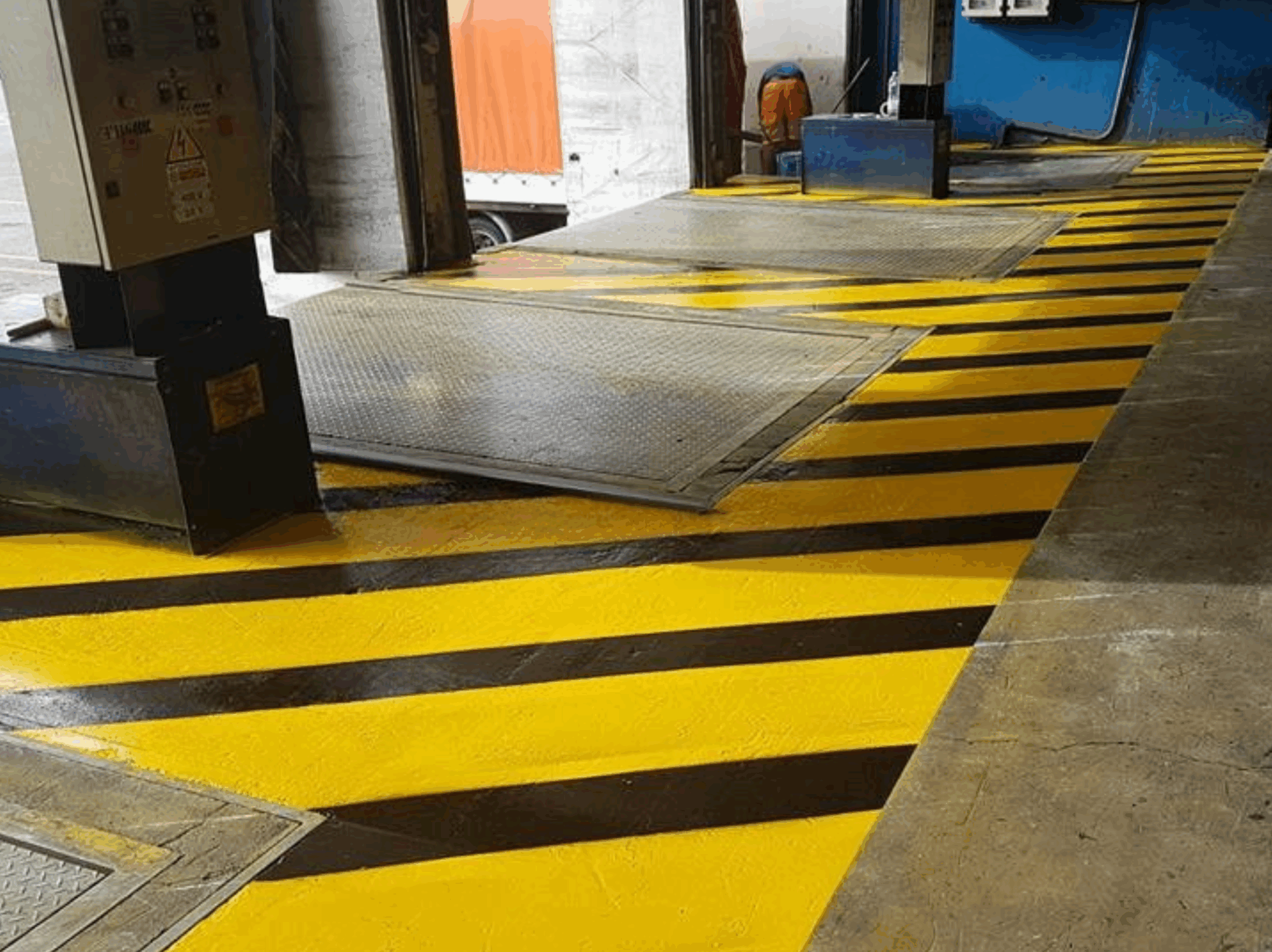 Prismo Vernisol Polisol flooring paint in yellow and black for a loading area
