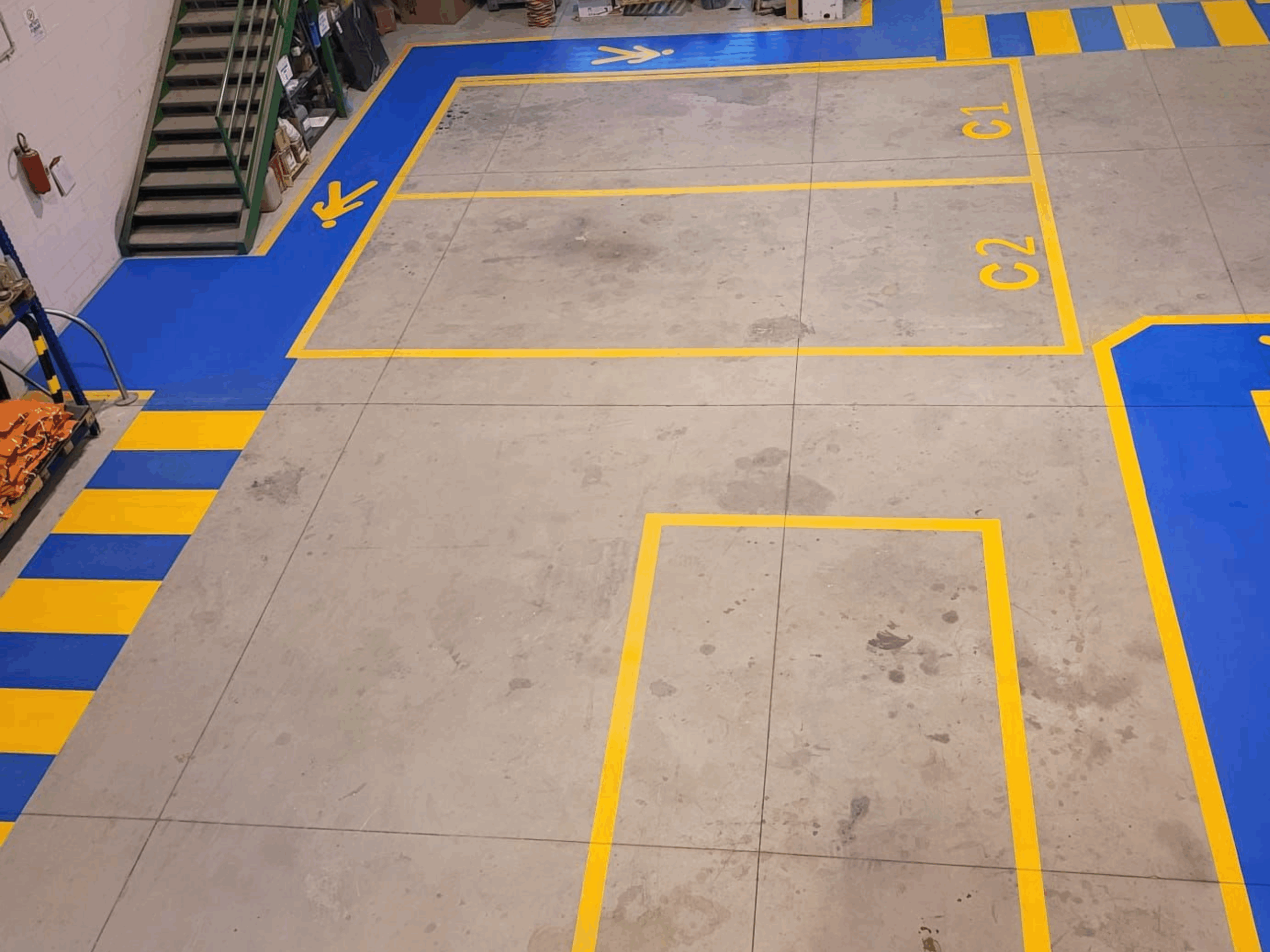 Prismo Vernisol Polisol flooring paint in yellow and blue for pedestrian routes and bays in Italy