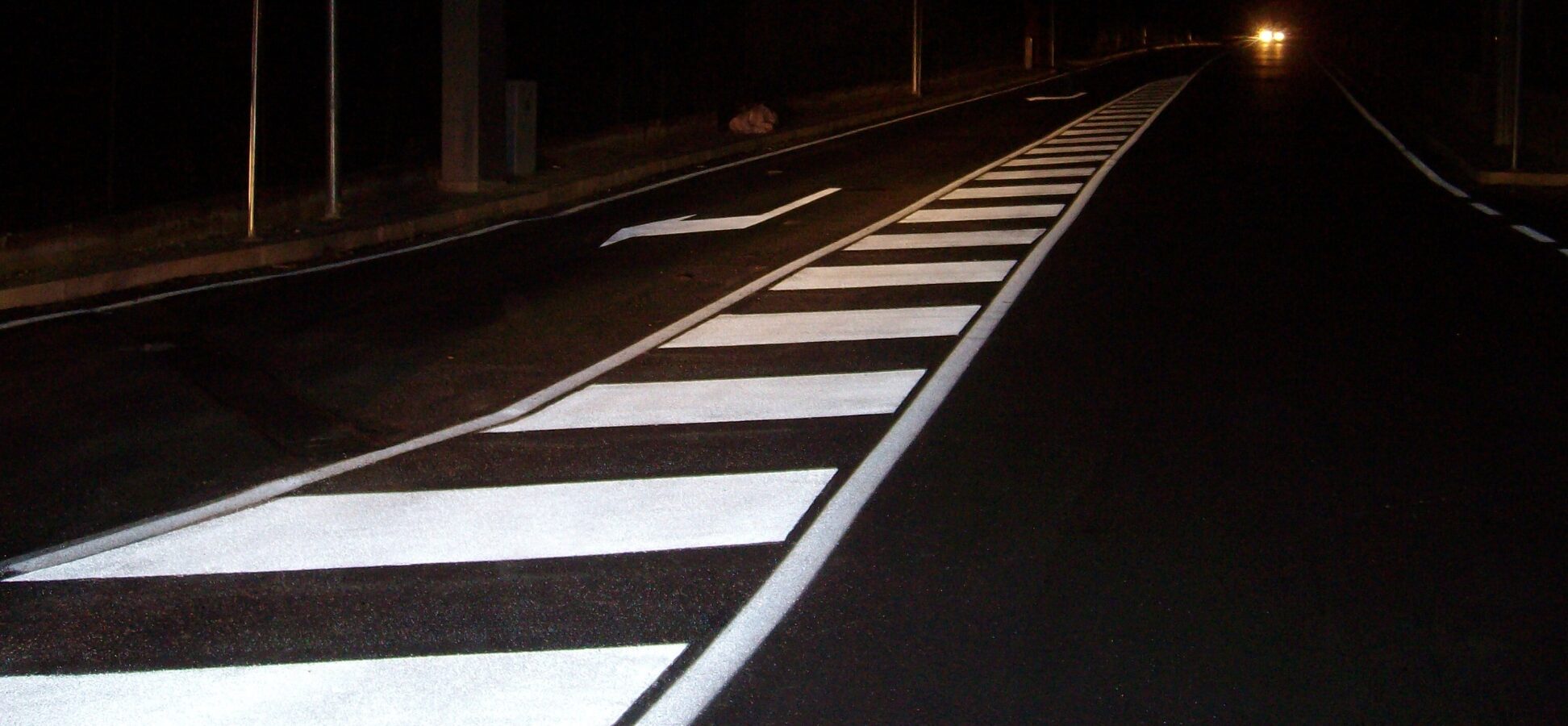 Prismo Vernisol Spartraffico solvent based paint reflective white line markings at night