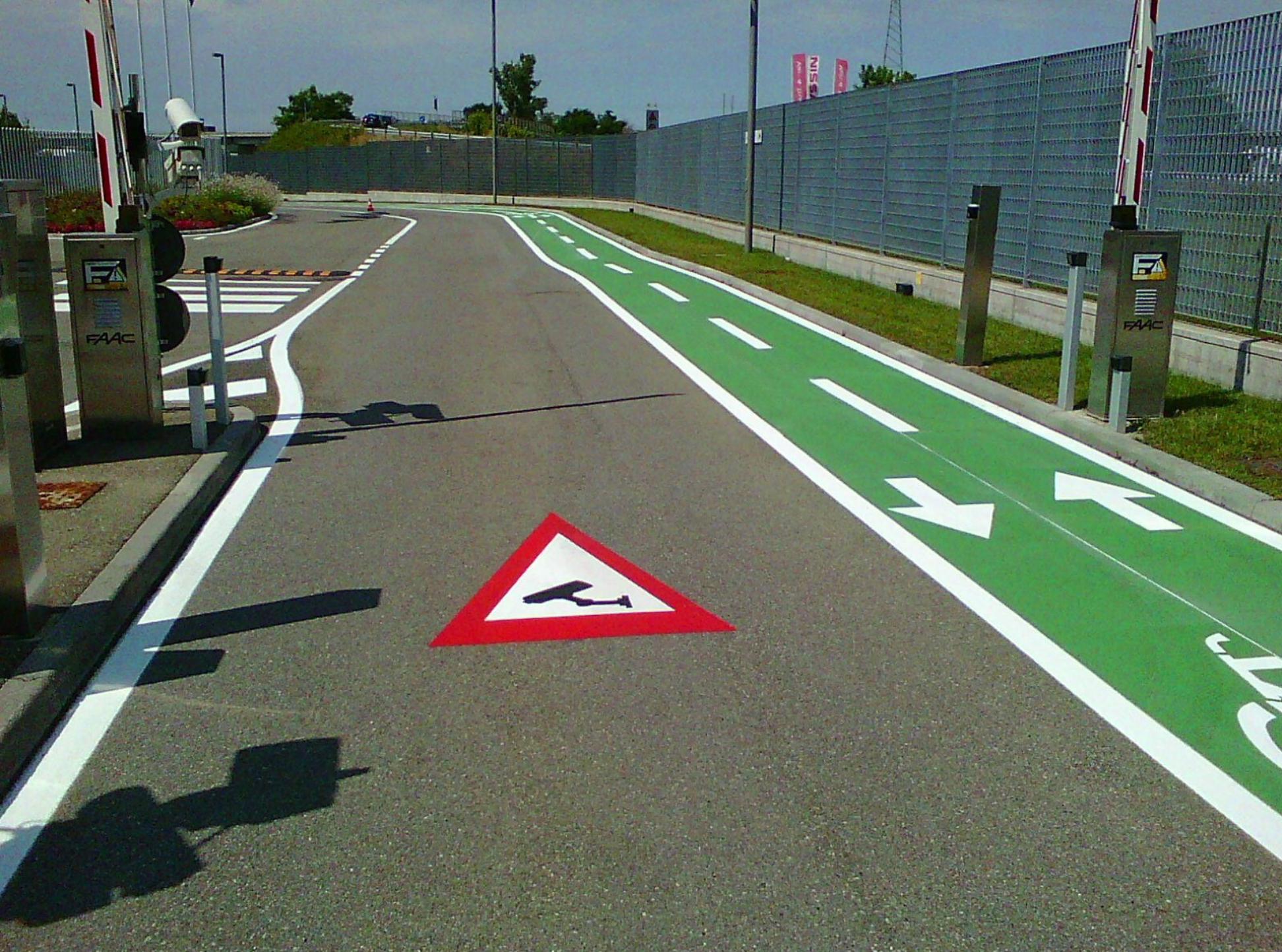 Vernisol Spartraffico solvent borne acrylic paint in reflective white for road markings