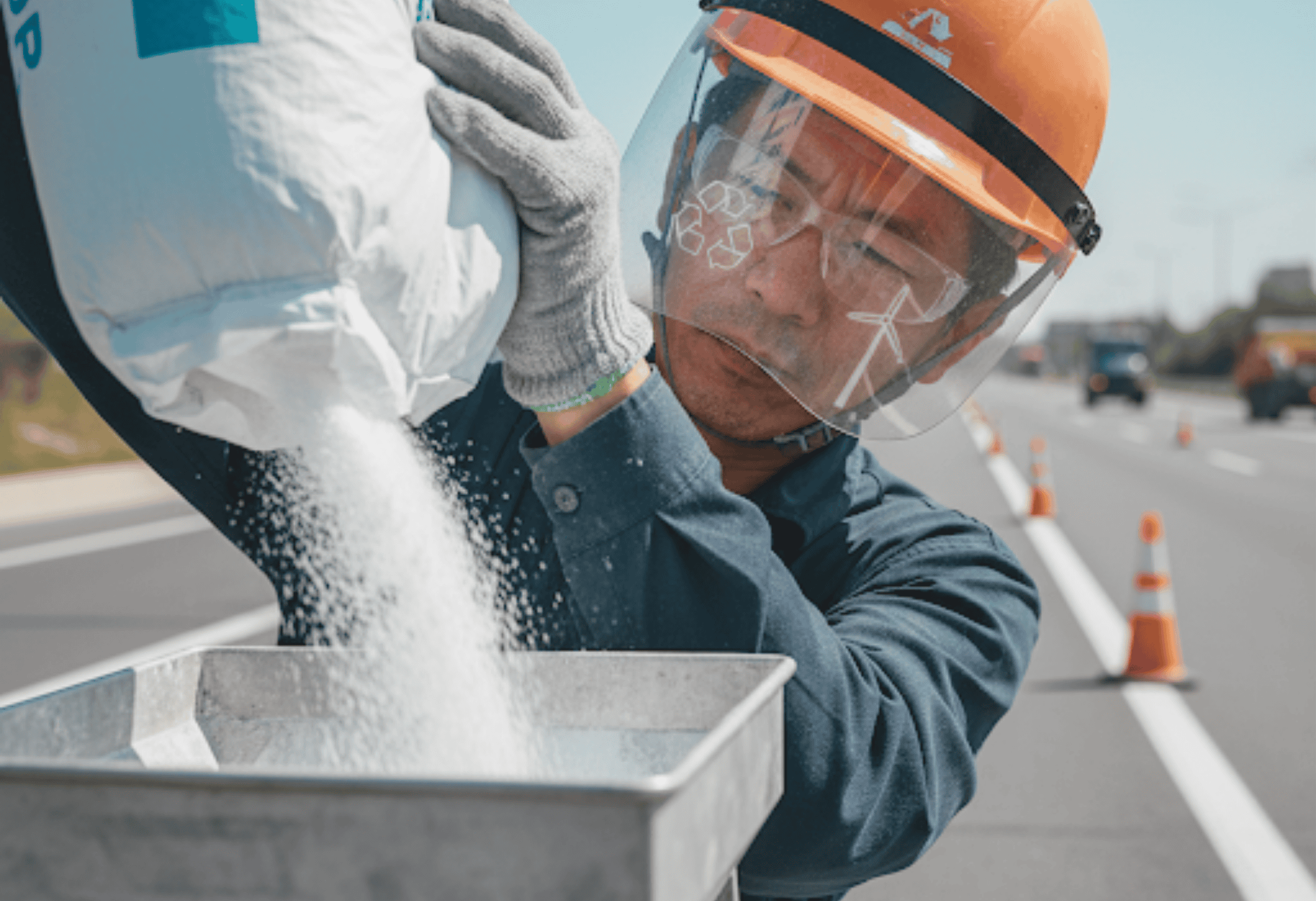 Mixing road marking products on site