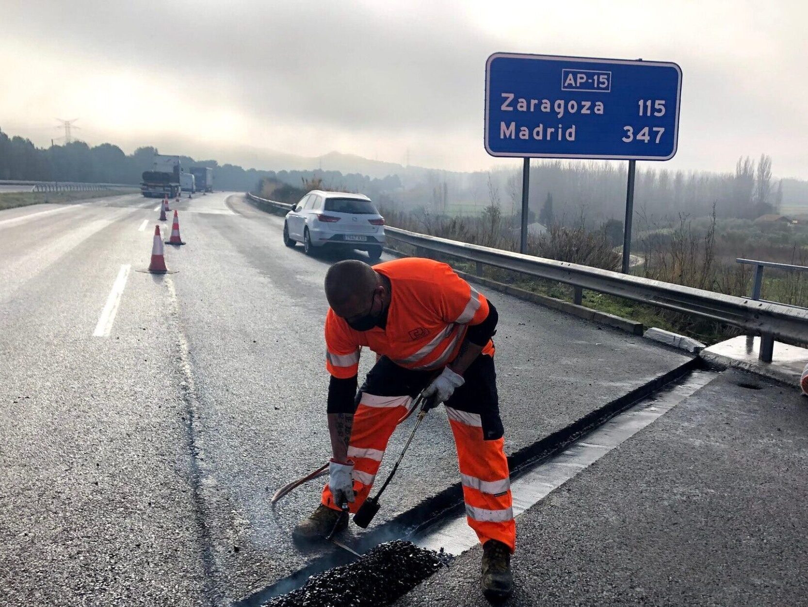 Contractor applying Prismo Thormajoint bridge joint system on a motorway bridge in Spain, part of Prismo’s bituminous road repair products range.